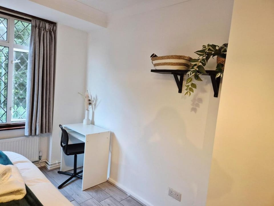 Modern 4 bed House with Free Parking Apartment in Sidcup