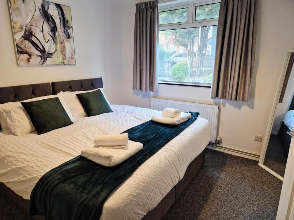 Modern 4 bed House with Free Parking Apartment in Sidcup
