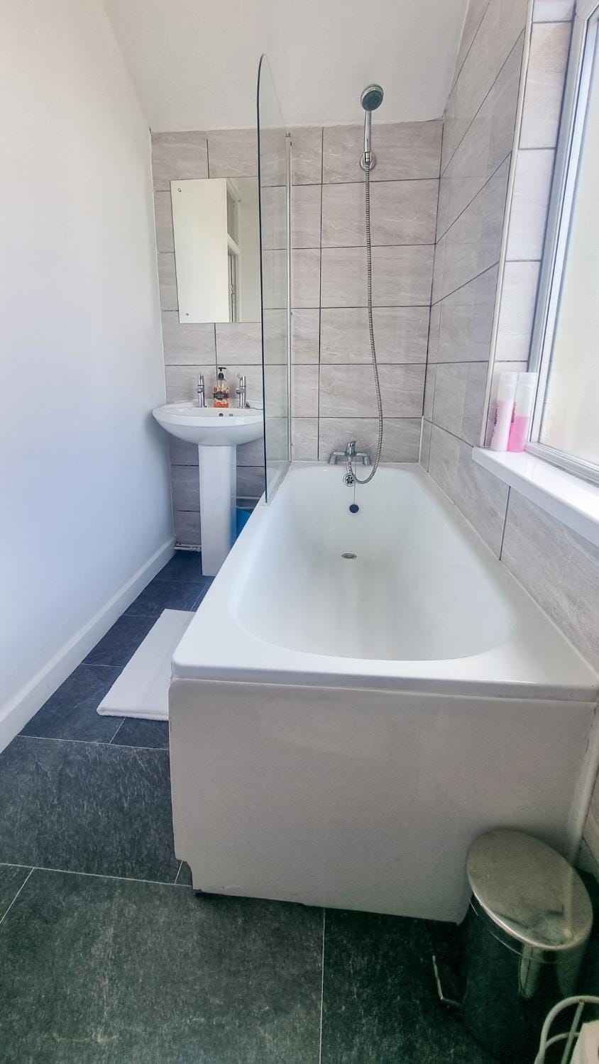 Cosy bright 4 bed house 11mins from Cardiff centre Apartment in Cardiff