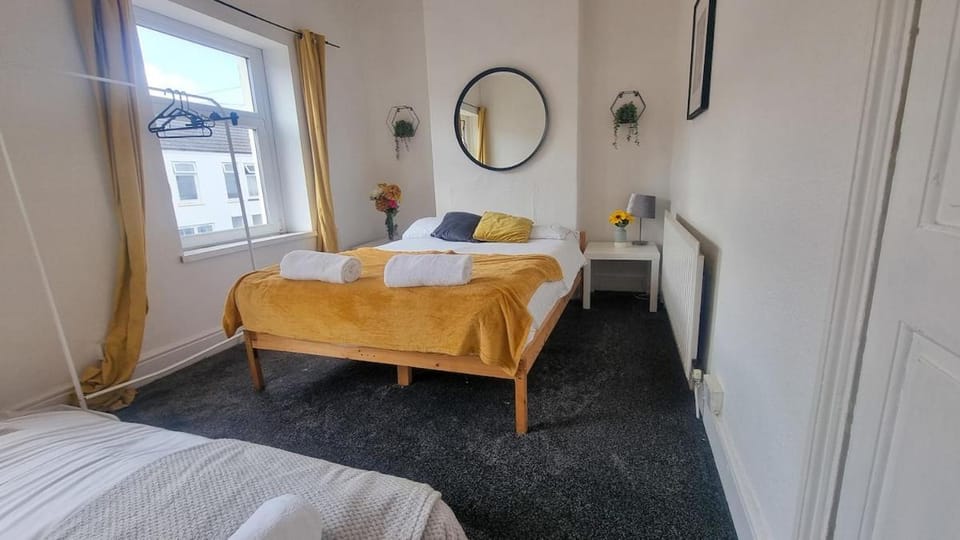 Cosy bright 4 bed house 11mins from Cardiff centre Apartment in Cardiff