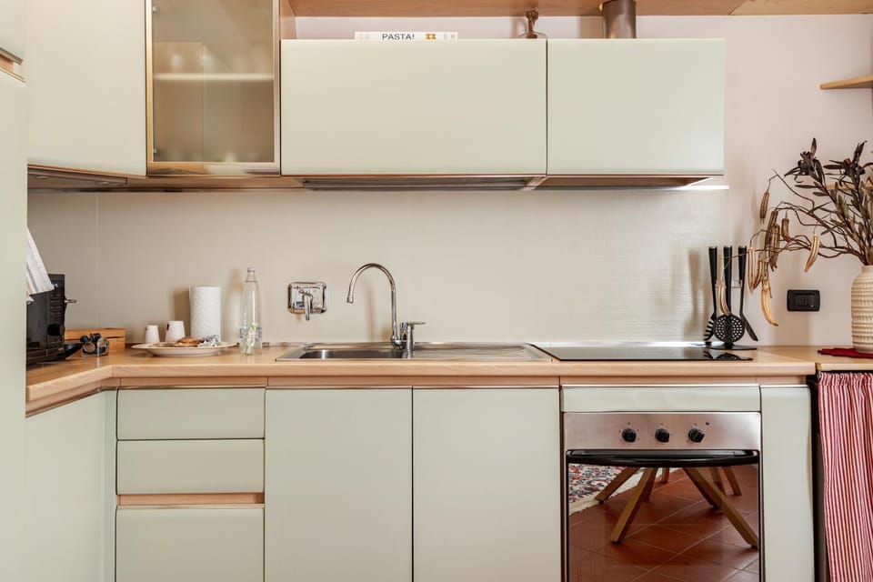 Coffee/tea facilities, Kitchen or kitchenette, stove