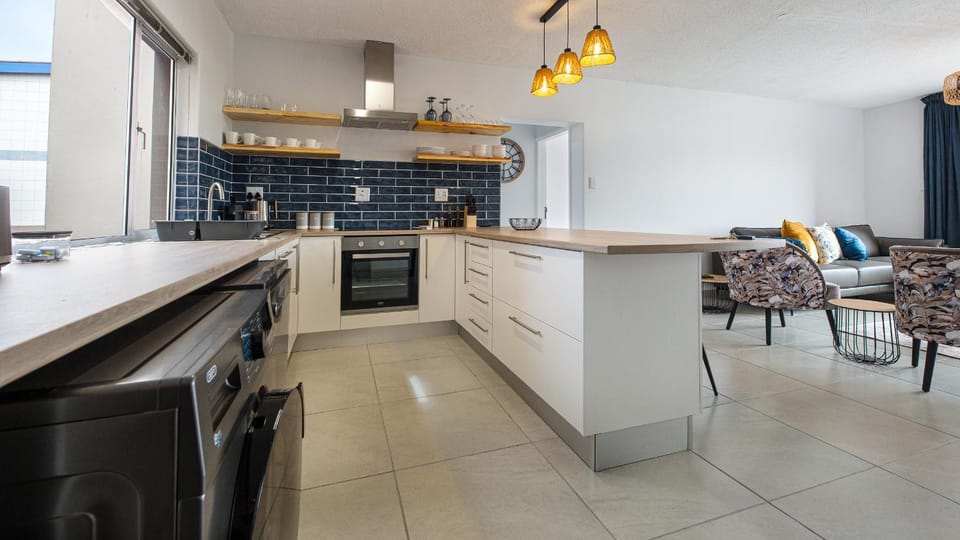 Kitchen or kitchenette, Seating area, dishwasher, oven, stove