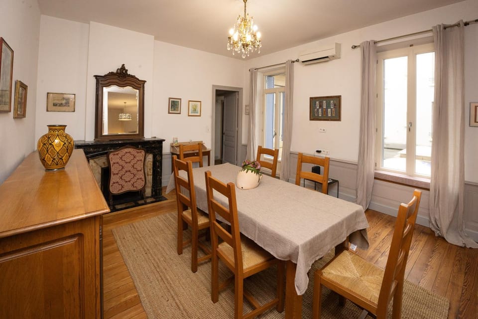 Seating area, Dining area