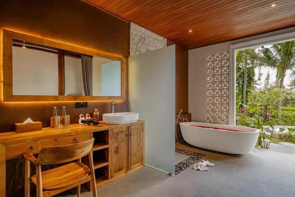Natural landscape, Garden, Hot Tub, Bathroom, Garden view, Bath