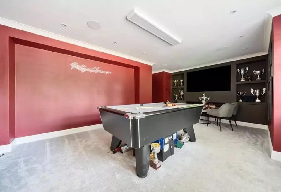 Country Manor Pool & Spa Games Room Cinema House in Horsham