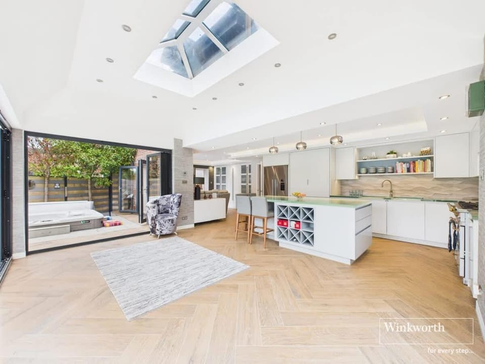 3000 SqFt Riverside Home Hot Tub & Mooring House in Reading