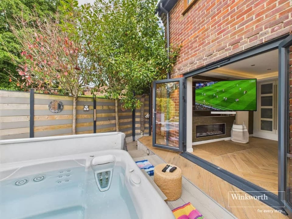 3000 SqFt Riverside Home Hot Tub & Mooring House in Reading