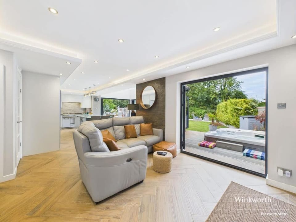 3000 SqFt Riverside Home Hot Tub & Mooring House in Reading