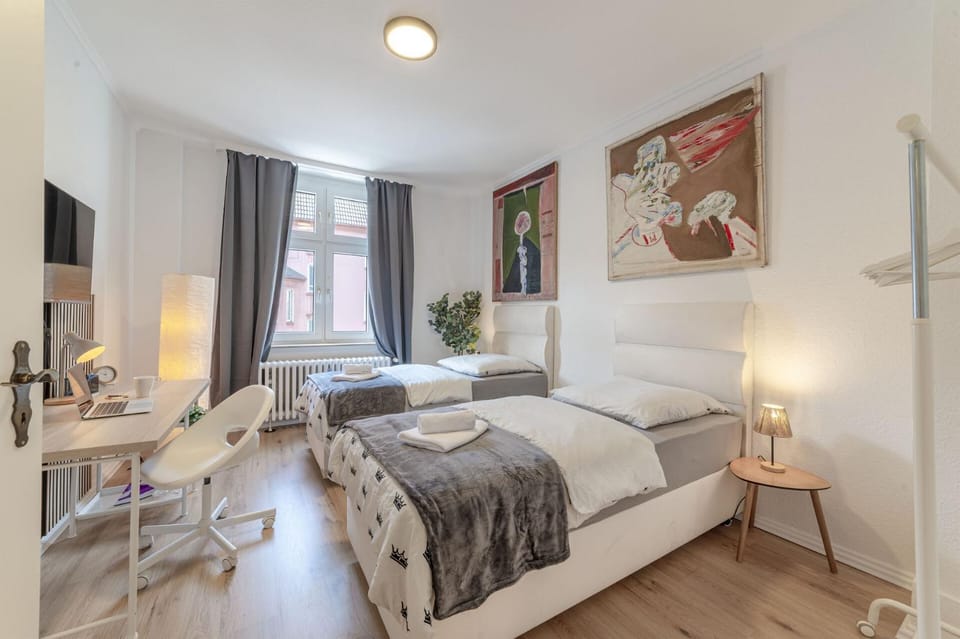 Bed, TV and multimedia, Living room, Photo of the whole room, Seating area, Bedroom, towels