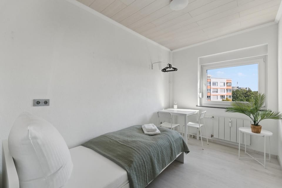 Bed, Photo of the whole room, Seating area, Dining area, Bedroom