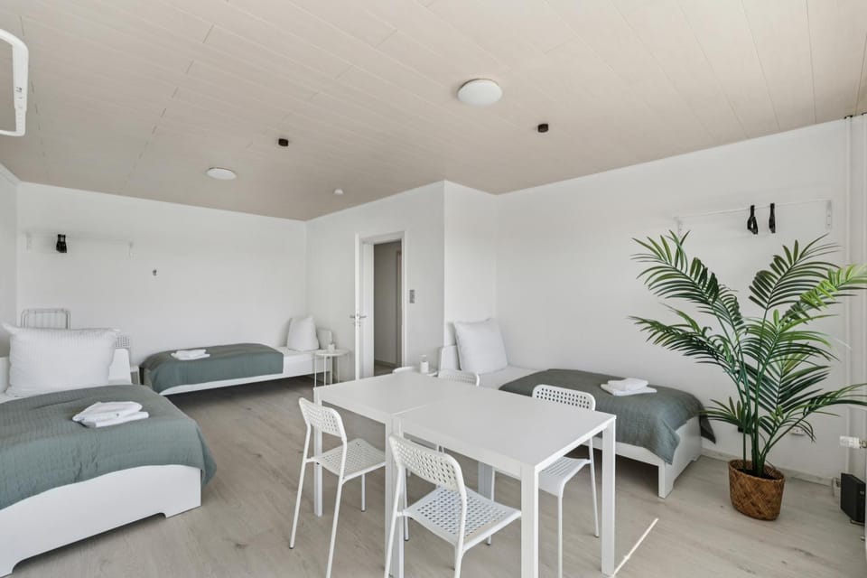 Bed, Photo of the whole room, Seating area, Dining area, Bedroom
