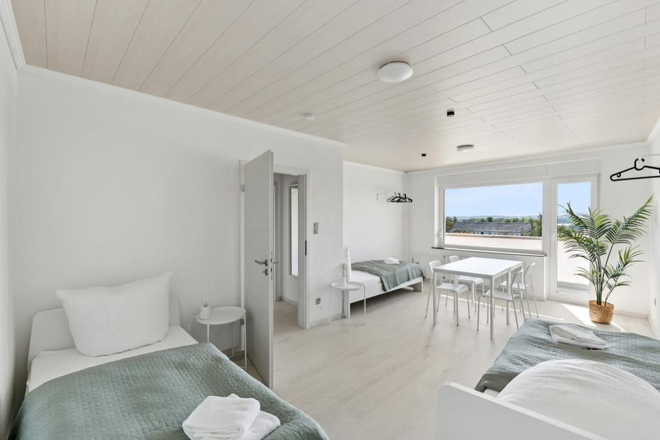 Bed, Photo of the whole room, Seating area, Dining area, Bedroom