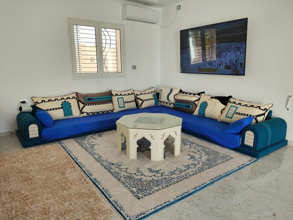 TV and multimedia, Living room, Seating area, air conditioner