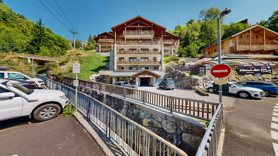 Property building, Day, Neighbourhood, Natural landscape, Location, Parking