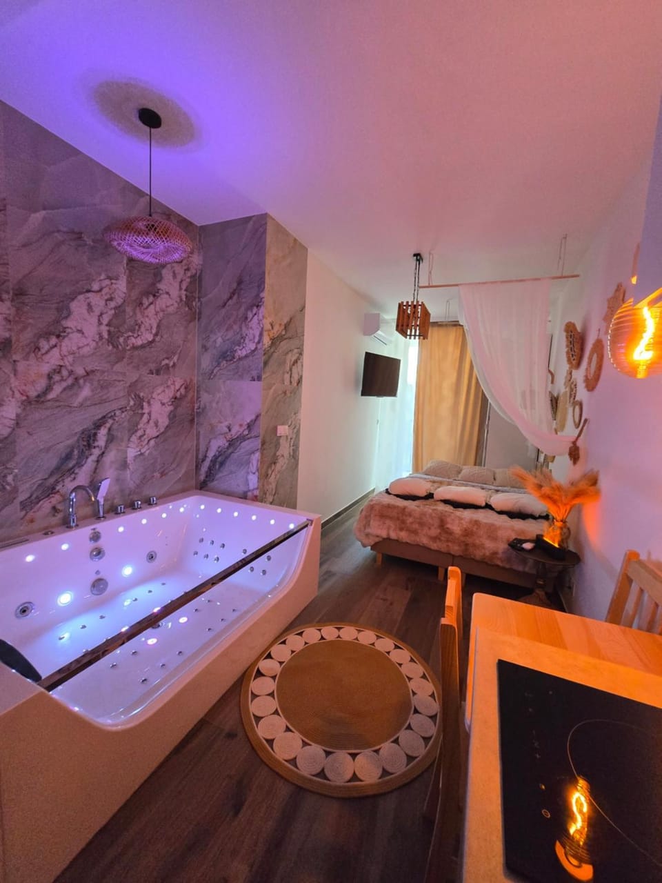 Bed, Hot Tub, TV and multimedia, Photo of the whole room, Bedroom, Bath