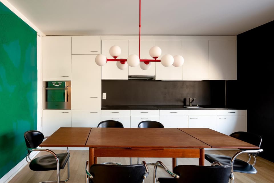 Coffee/tea facilities, Kitchen or kitchenette, Seating area, Dining area, Food, Dinner, oven, stove, toaster, kitchen, kitchen