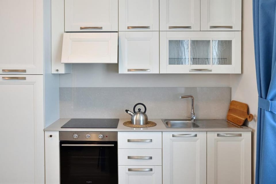Kitchen or kitchenette, minibar, stove