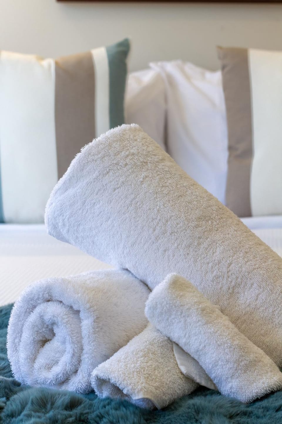 Bed, Bedroom, towels