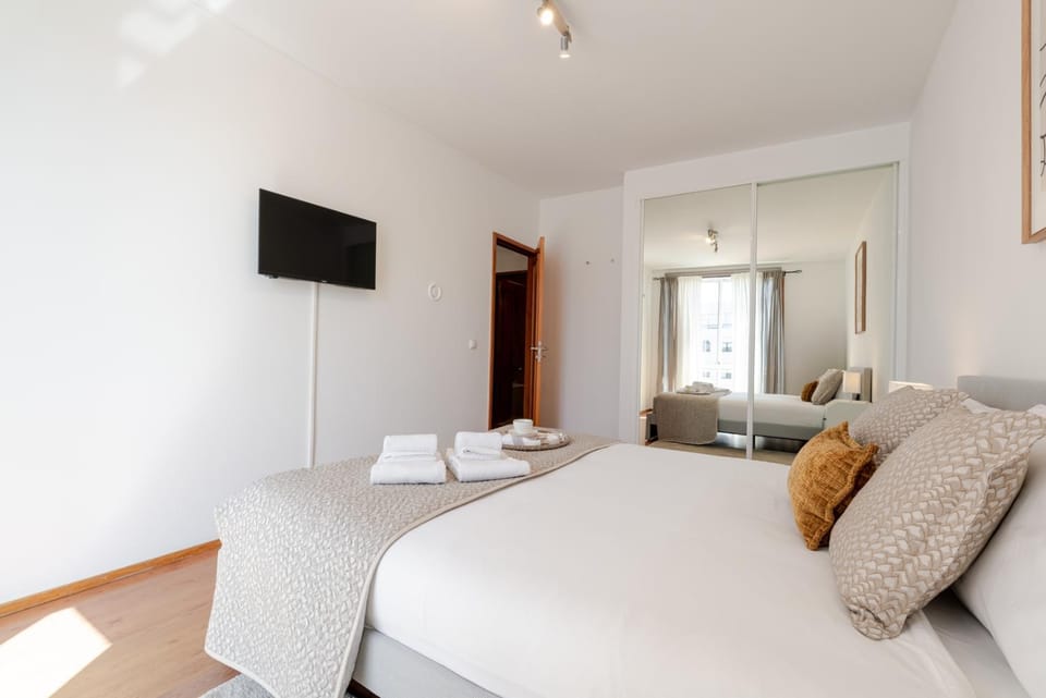 Bed, TV and multimedia, Bedroom, towels