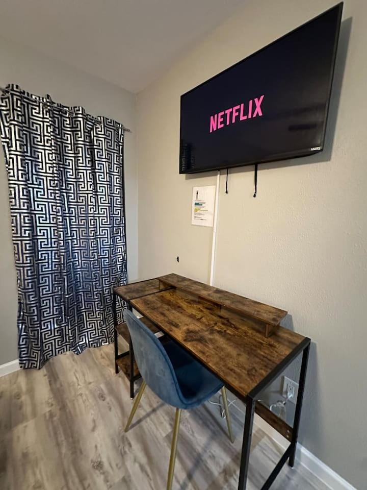 2BRKingBedNearStadiumsBalconyAccessNoStairs Apartment in Arlington