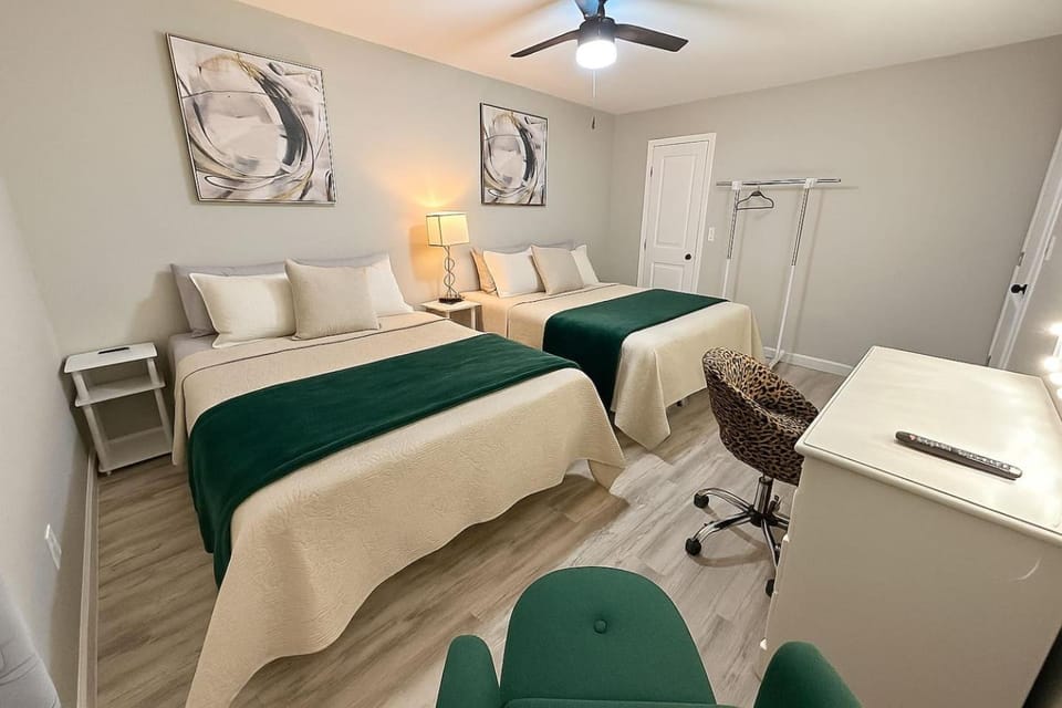 2BRKingBedNearStadiumsBalconyAccessNoStairs Apartment in Arlington