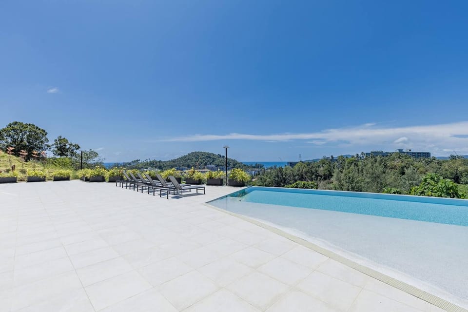 Swimming pool, sunbed