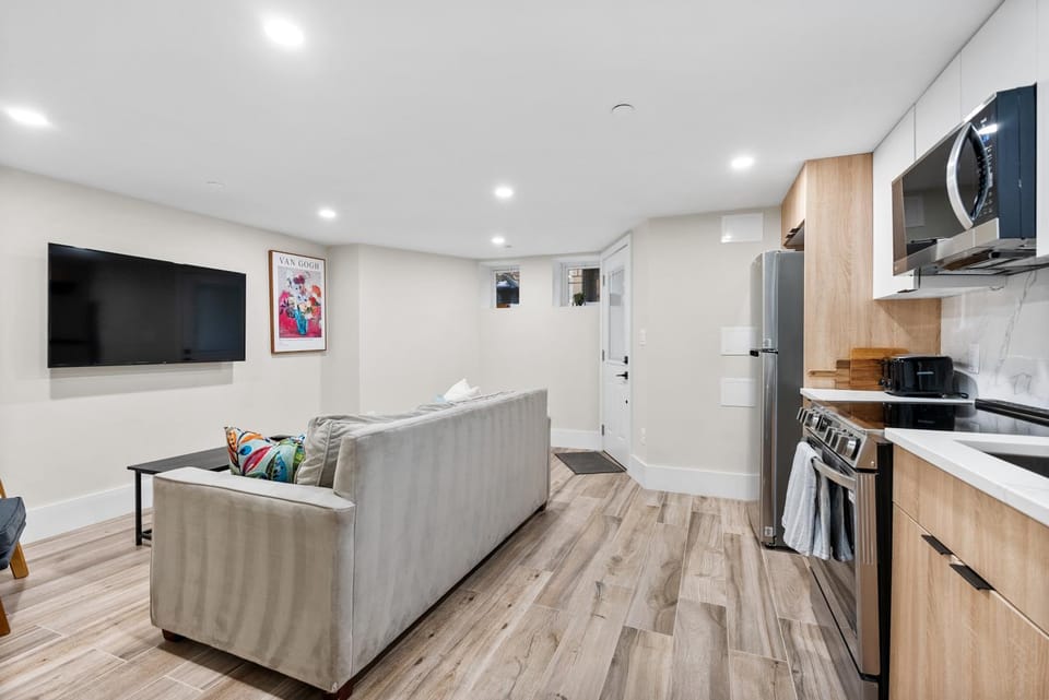 TV and multimedia, Kitchen or kitchenette, Living room, Seating area, oven