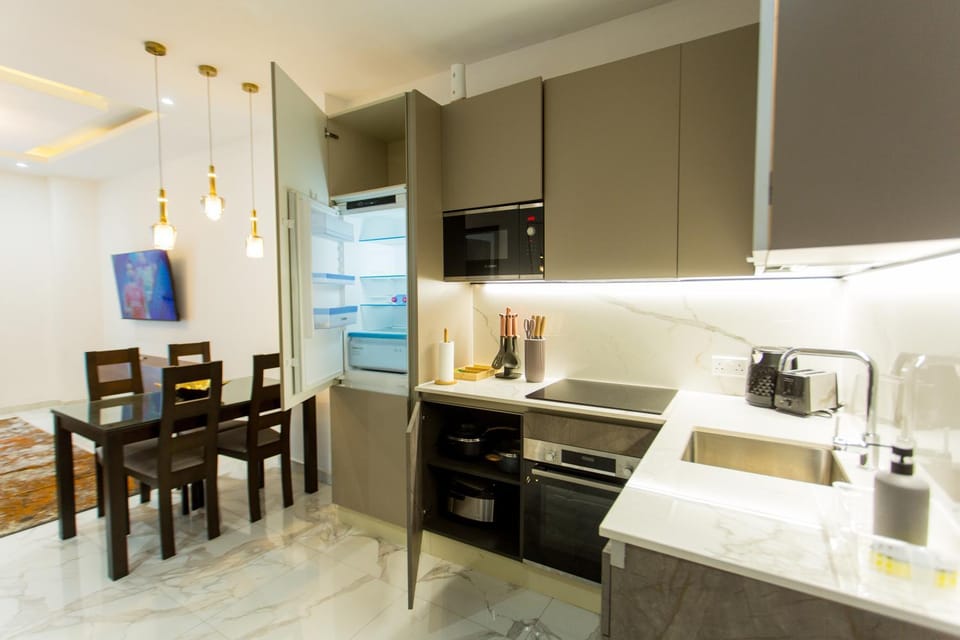Kitchen or kitchenette, Dining area, oven