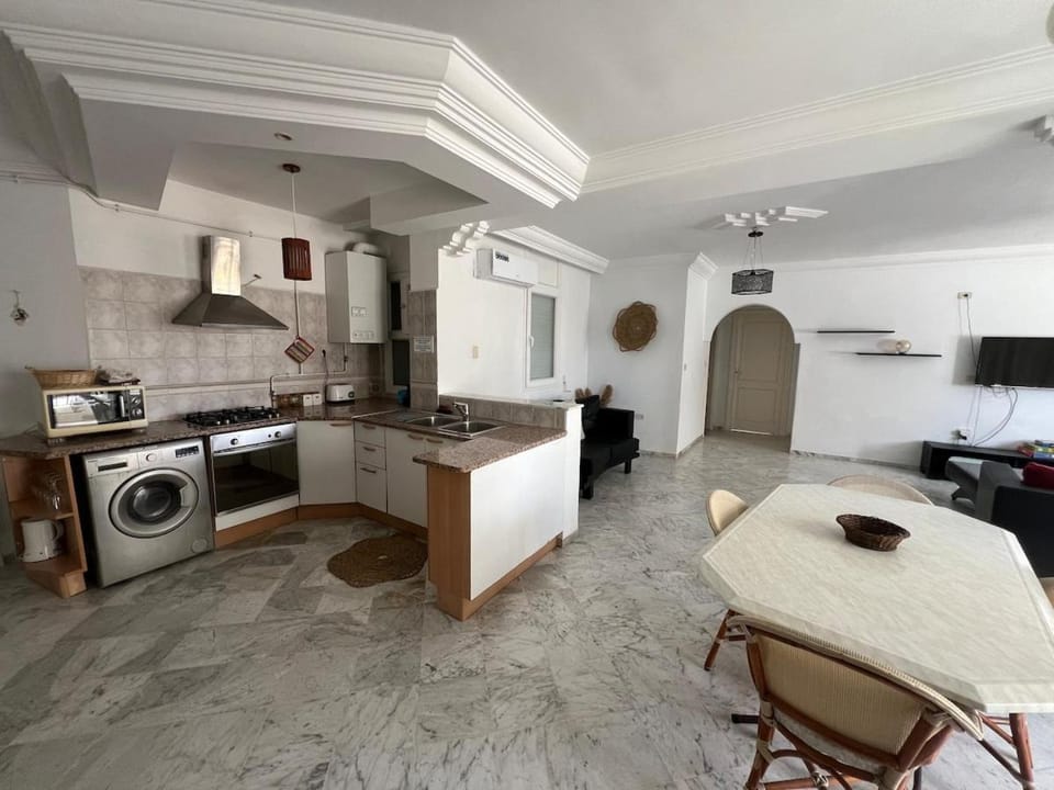 Kitchen or kitchenette, Living room, Dining area, minibar, oven, stove