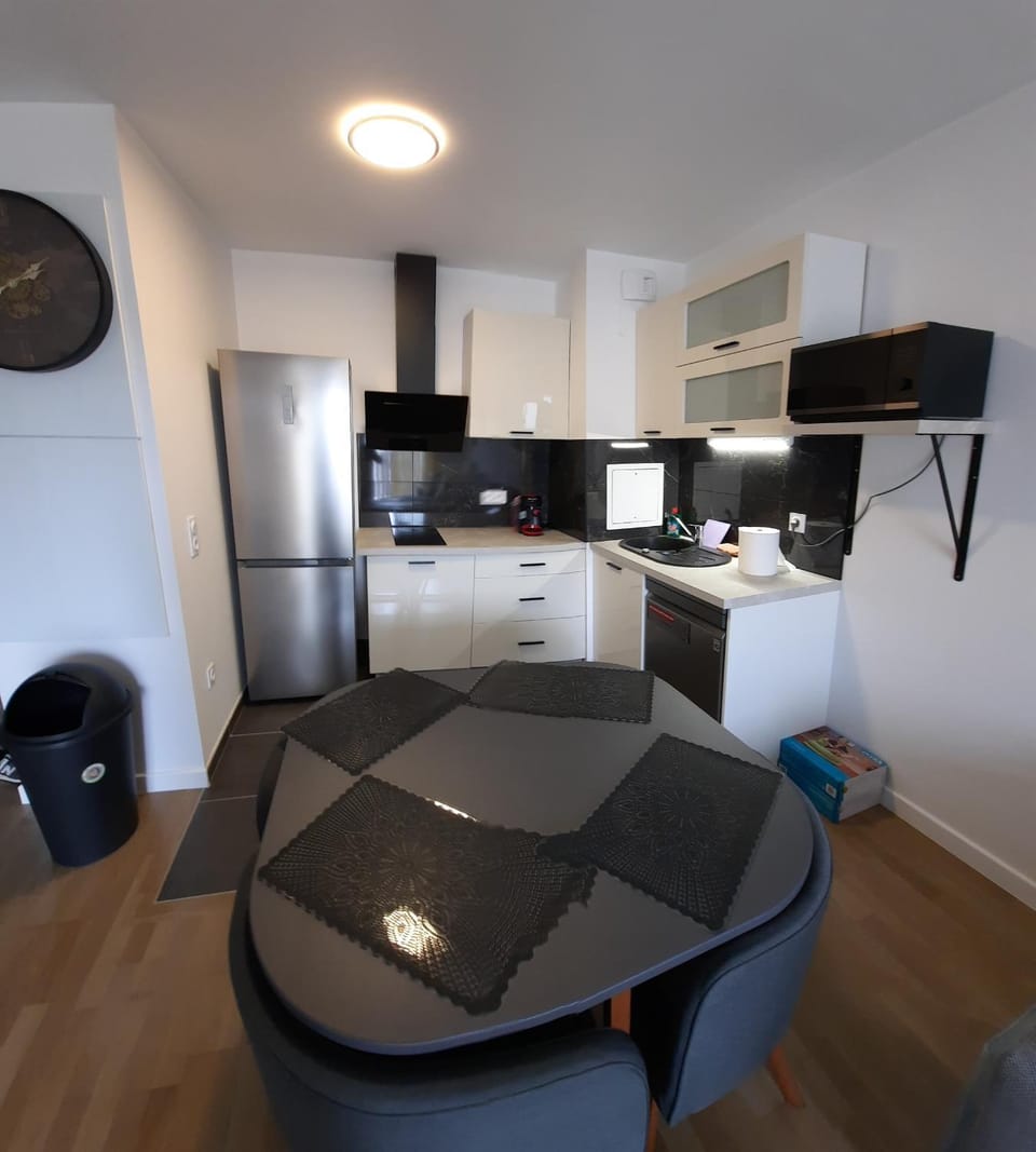 Kitchen or kitchenette, Dining area, stove, toaster
