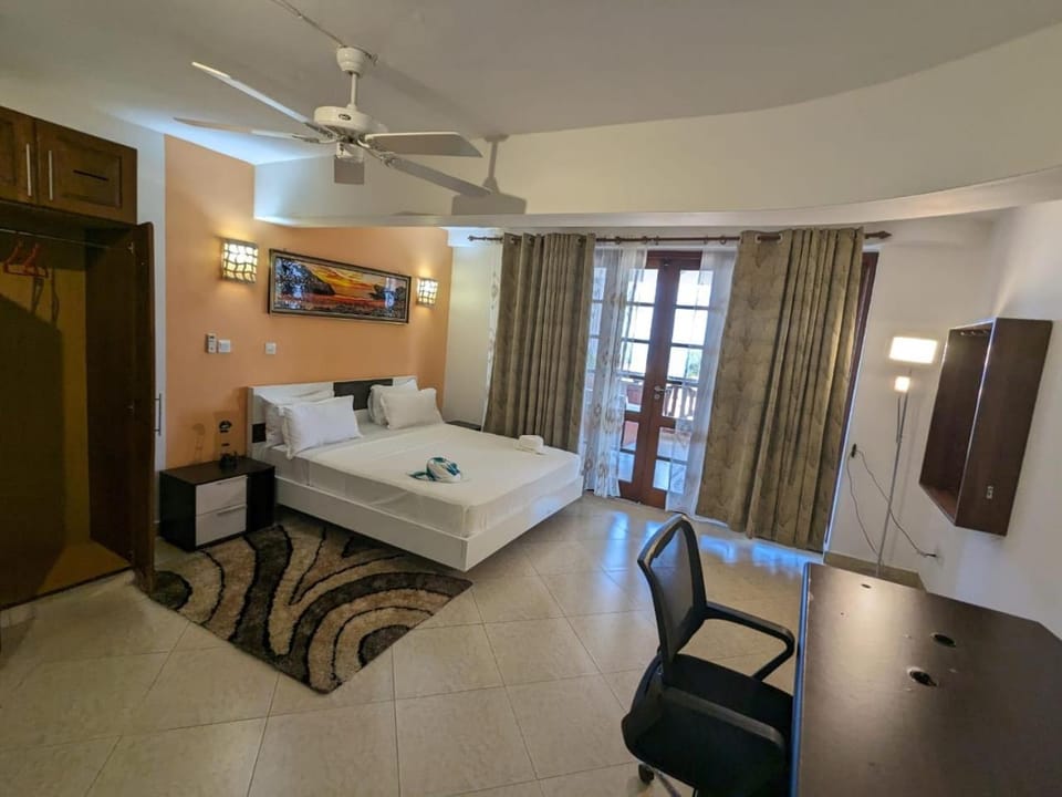 Bed, TV and multimedia, Photo of the whole room, Bedroom, towels, wardrobe, air conditioner