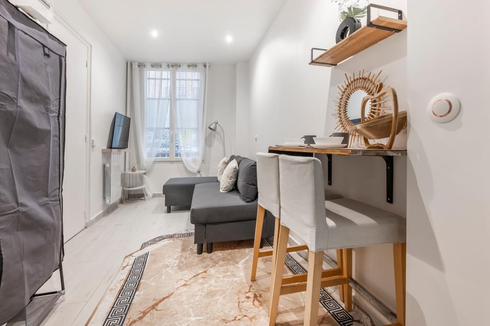 Kitchen or kitchenette, Living room, Seating area, hair dresser