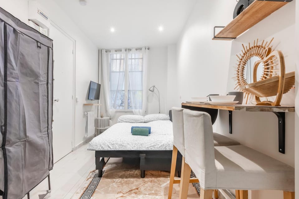 Bed, Kitchen or kitchenette, Photo of the whole room, Dining area, hair dresser, towels, wardrobe