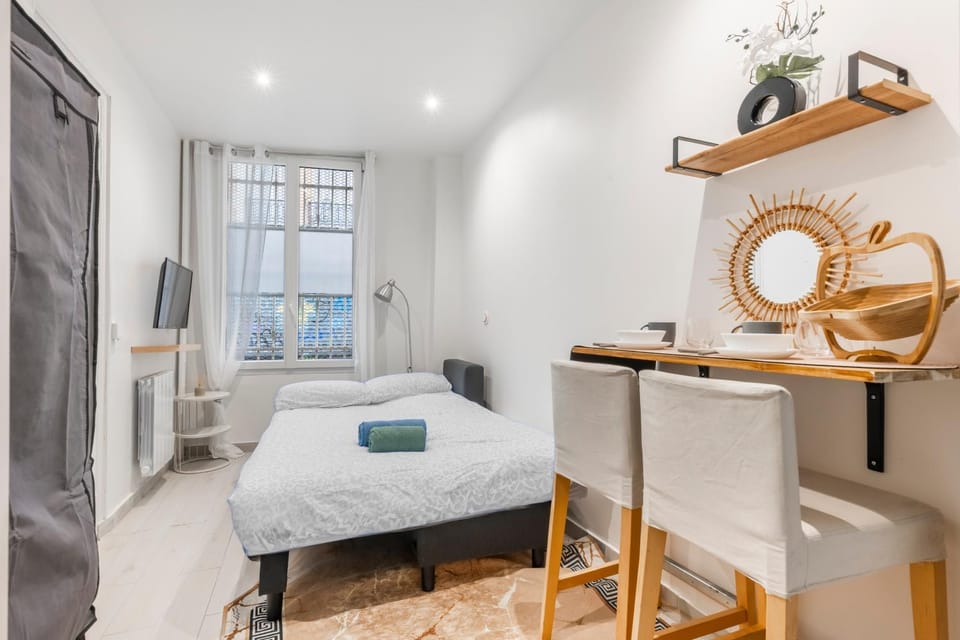 Bed, Living room, Photo of the whole room, Seating area, Bedroom, towels