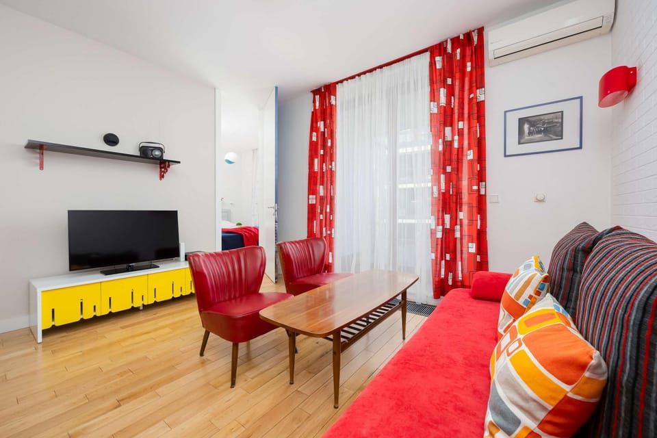 Communal lounge/ TV room, TV and multimedia, Living room, Seating area, Evening entertainment