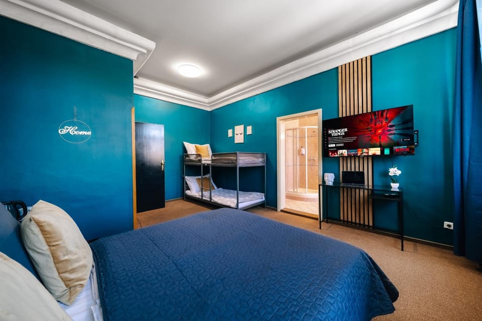 Bed, TV and multimedia, Photo of the whole room, Bedroom