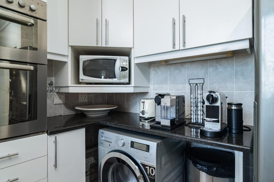 Coffee/tea facilities, Kitchen or kitchenette, dishwasher, oven, stove, toaster, washing machine, dryer