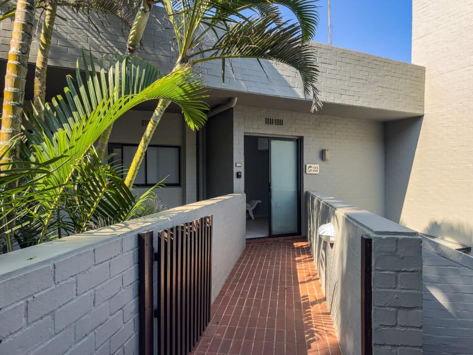 Property building, Day, Balcony/Terrace