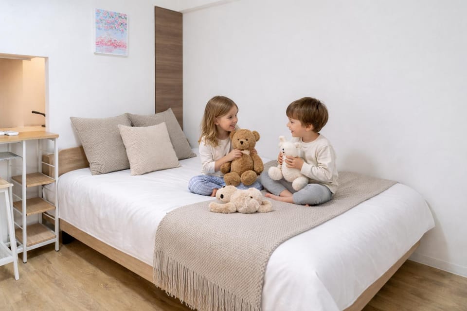 Bed, People, Photo of the whole room, children