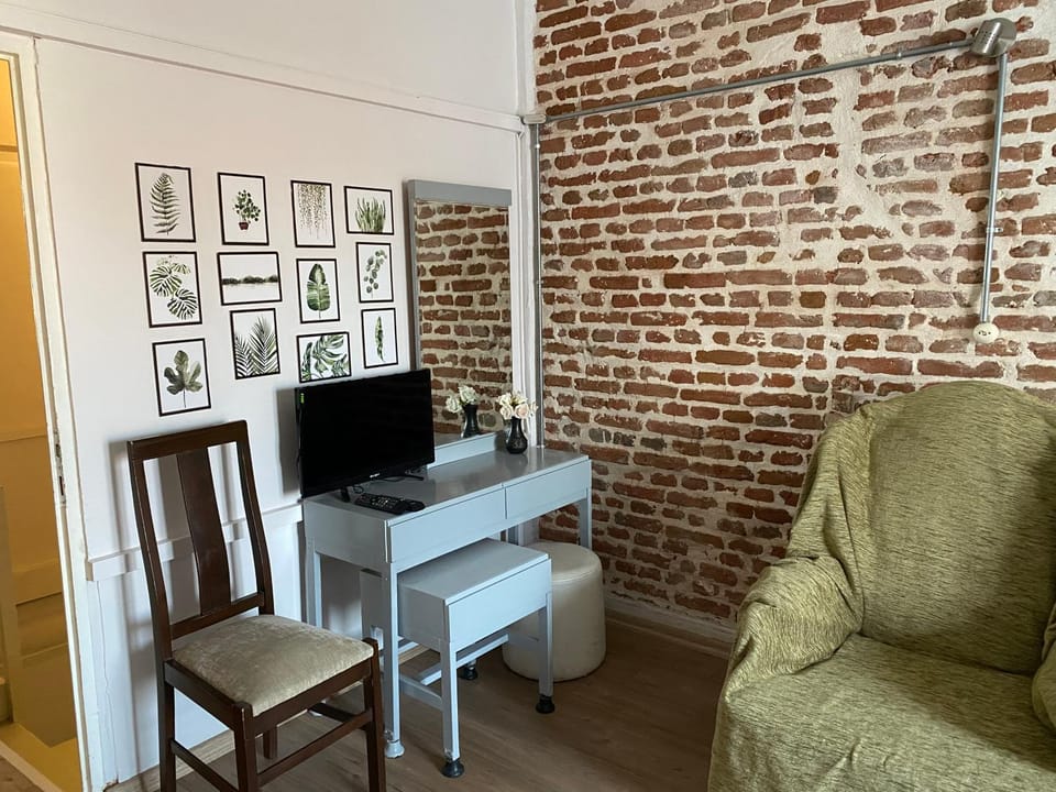 TV and multimedia, Decorative detail, hair dresser