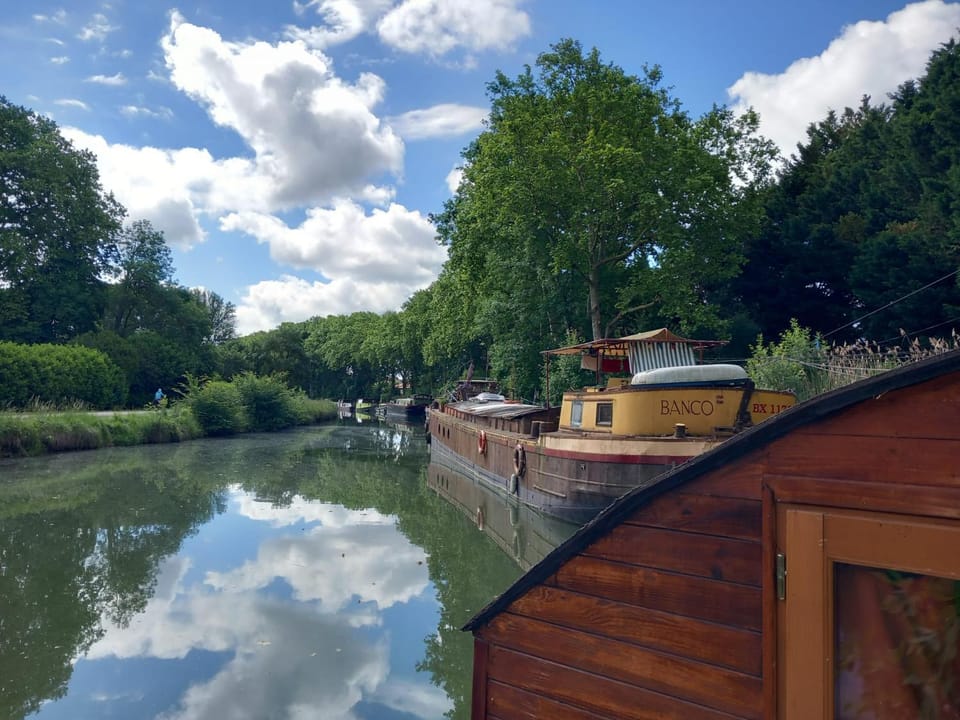 Bateau sur le Canal du Midi Docked boat in Toulouse
