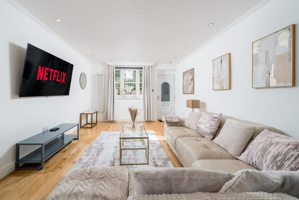 3 Bedroom Maida Vale Flat With Parking Apartment in City of Westminster