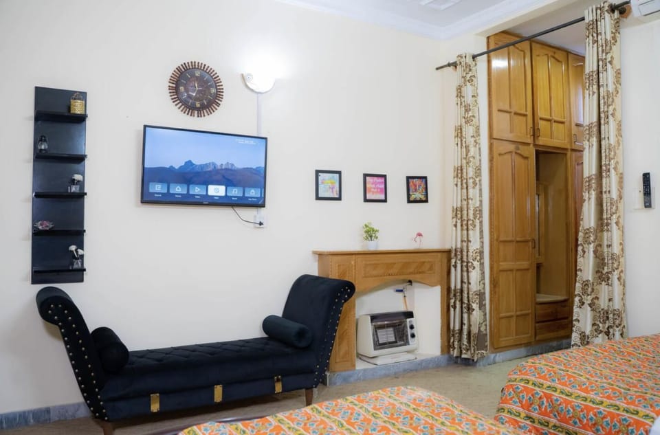 TV and multimedia, Photo of the whole room, Seating area