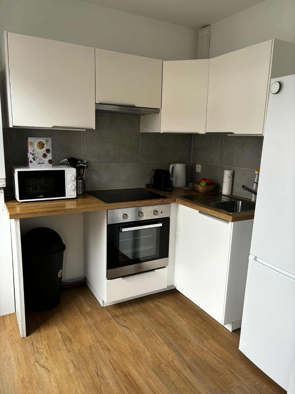 Coffee/tea facilities, oven, stove, toaster