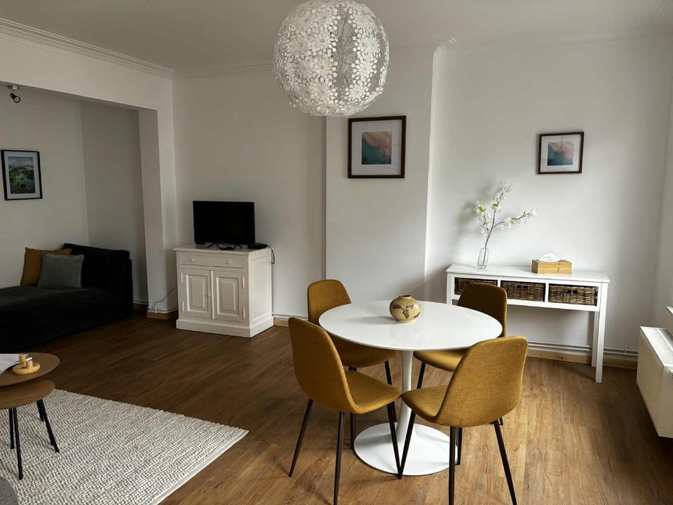 TV and multimedia, Seating area, Dining area