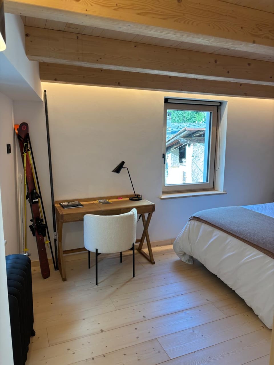 Bed, Photo of the whole room, Seating area