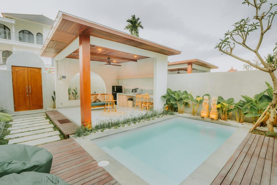 Property building, Patio, Day, Natural landscape, Pool view, Swimming pool, sunbed