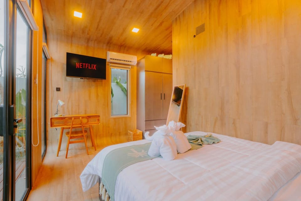 Bed, TV and multimedia, Photo of the whole room, Bedroom, towels