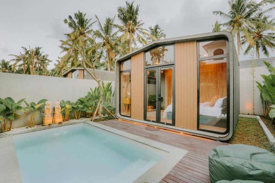 Patio, Bed, Day, Natural landscape, Garden, Hot Tub, Photo of the whole room, Bedroom, Garden view, Pool view, Swimming pool, sunbed