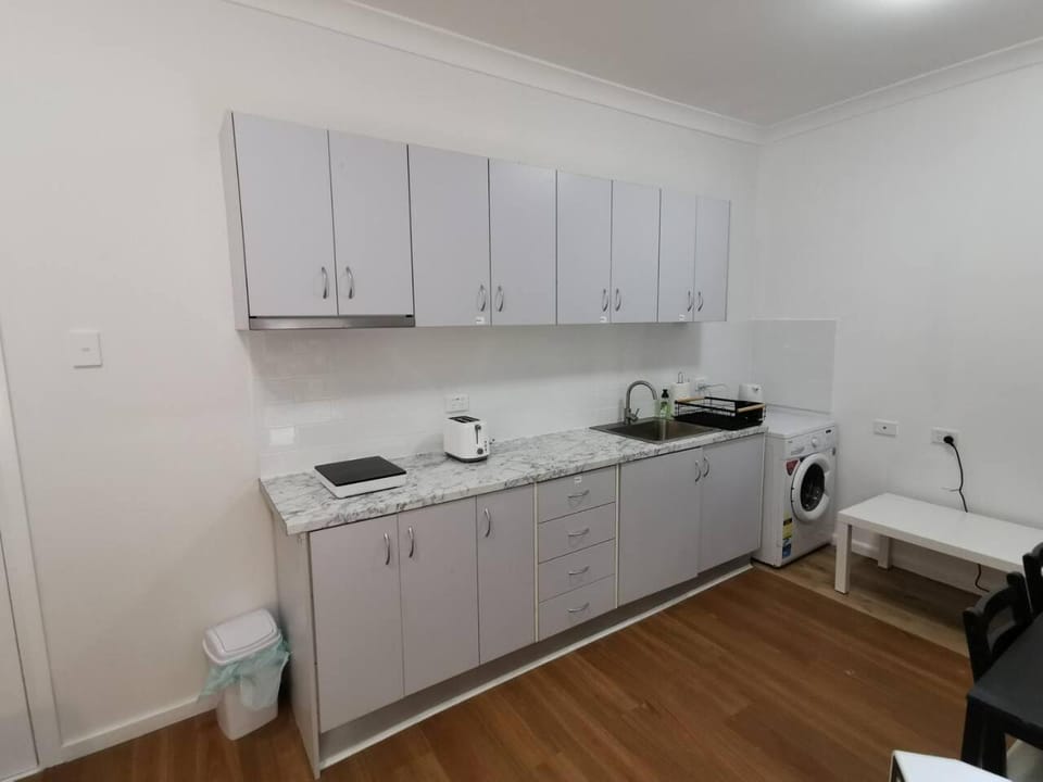 1 bedroom guesthouse close 2Train&Westfield Bed and Breakfast in Sydney